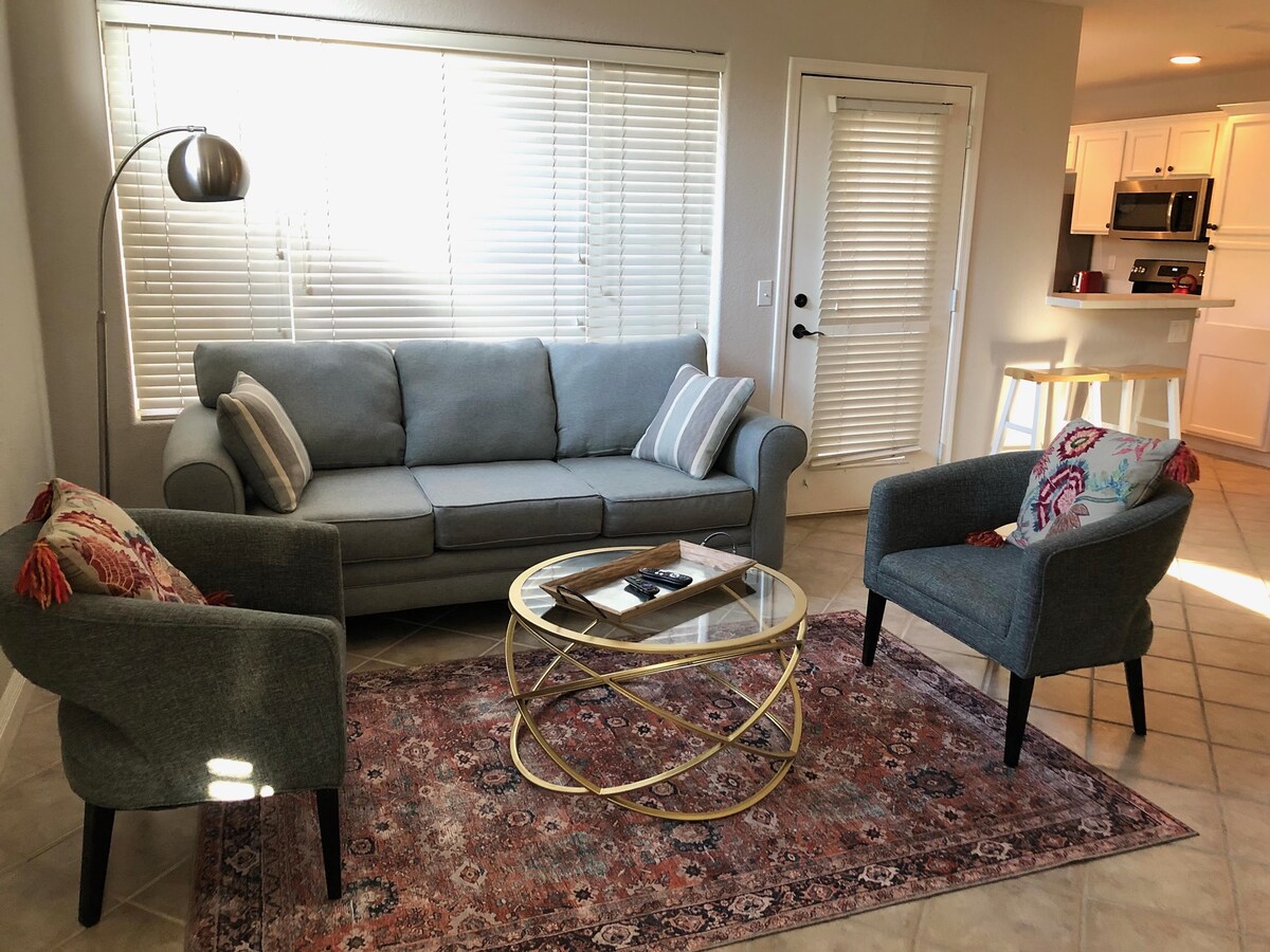 הסלון נפתח לפינת האוכל ולמטבח