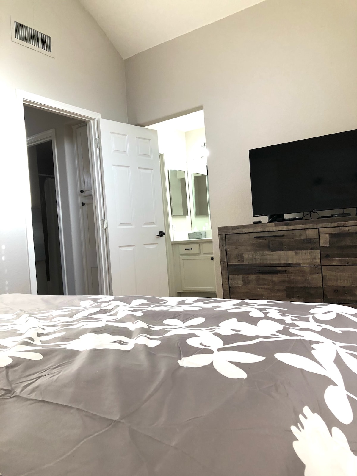 חדר שינה ראשי עם חדר הלבשה צמוד עם כיור וארון בגדים