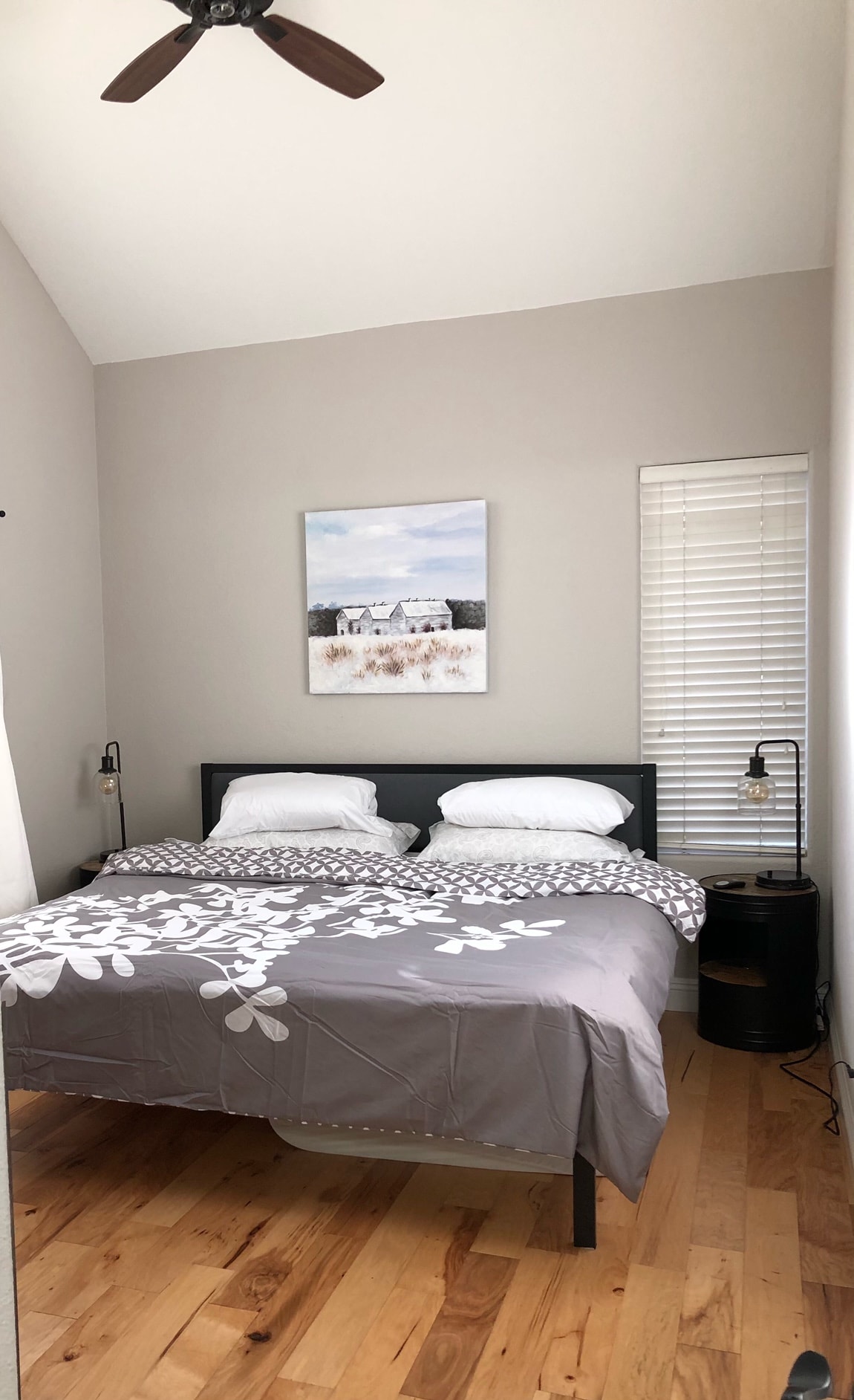 חדר שינה ראשי עם מיטת קינג סייז