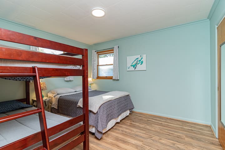 ห้องนอน 2 (Bedroom 2)