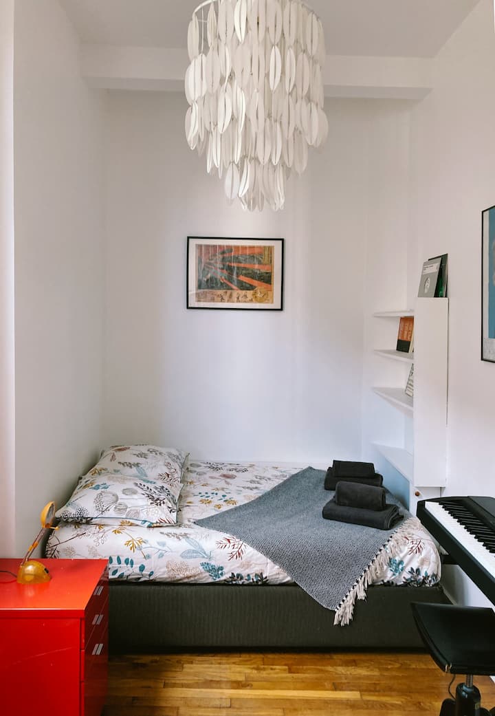 Cama de matrimonio en el dormitorio 2 (cerca de la entrada del apartamento)