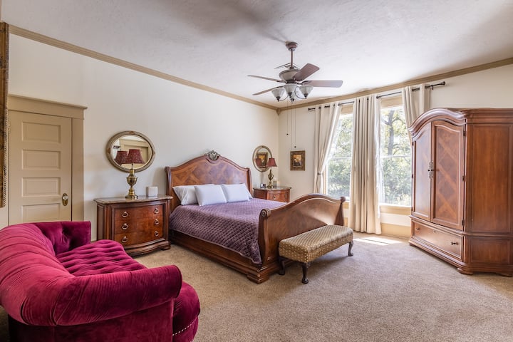 Мајстор, брачна спална соба бр. 1.
Паметен телевизор со рамен екран и кабелска телевизија