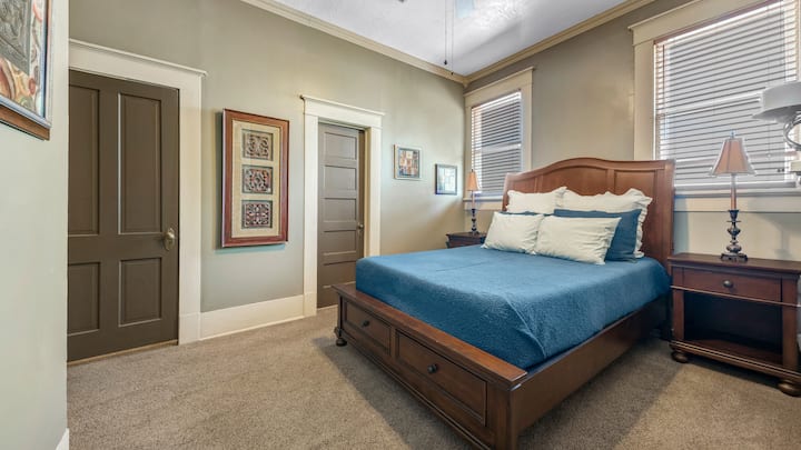 Кревет со брачен кревет со сопствена бања