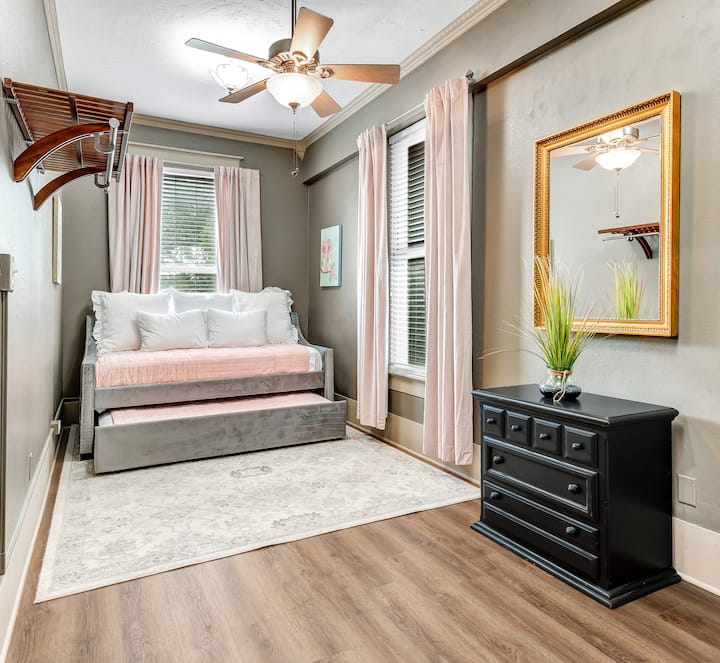 Двокреветна соба над двокреветна соба. Во оваа соба има дури и маса за хокеј на воздух!