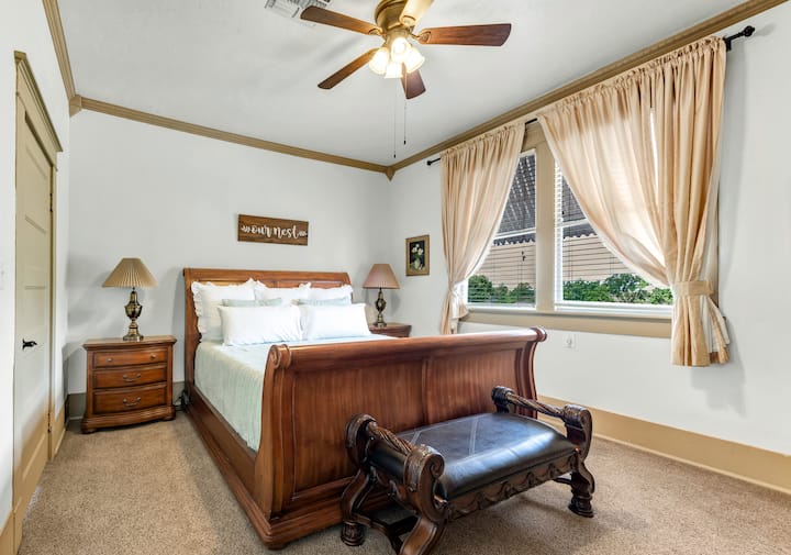 Кралска спална соба број2
Паметен телевизор со рамен екран и кабелска телевизија