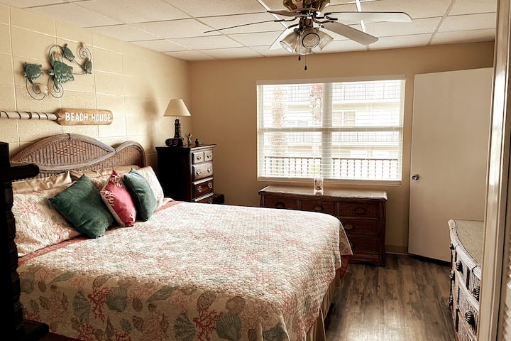 Bedroom 1 of 1 (King)