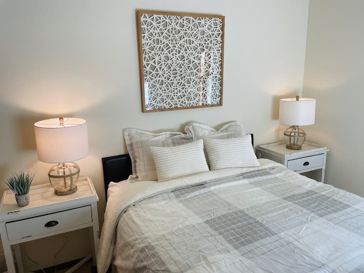 חדר שינה זוגי מעוצב להפליא.