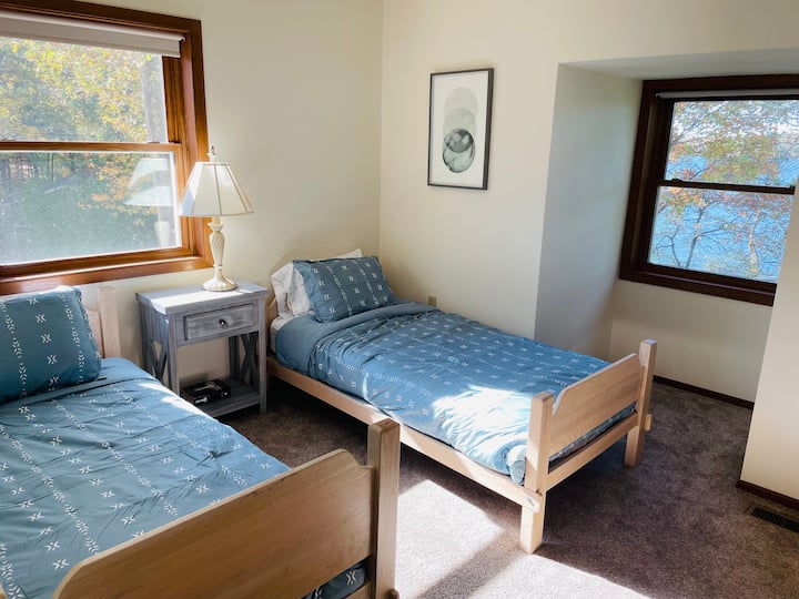 חדר שינה זוגי עם נוף לאגם.