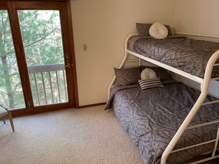 קווין + מיטות קומתיים בחדר השינה הראשי. 