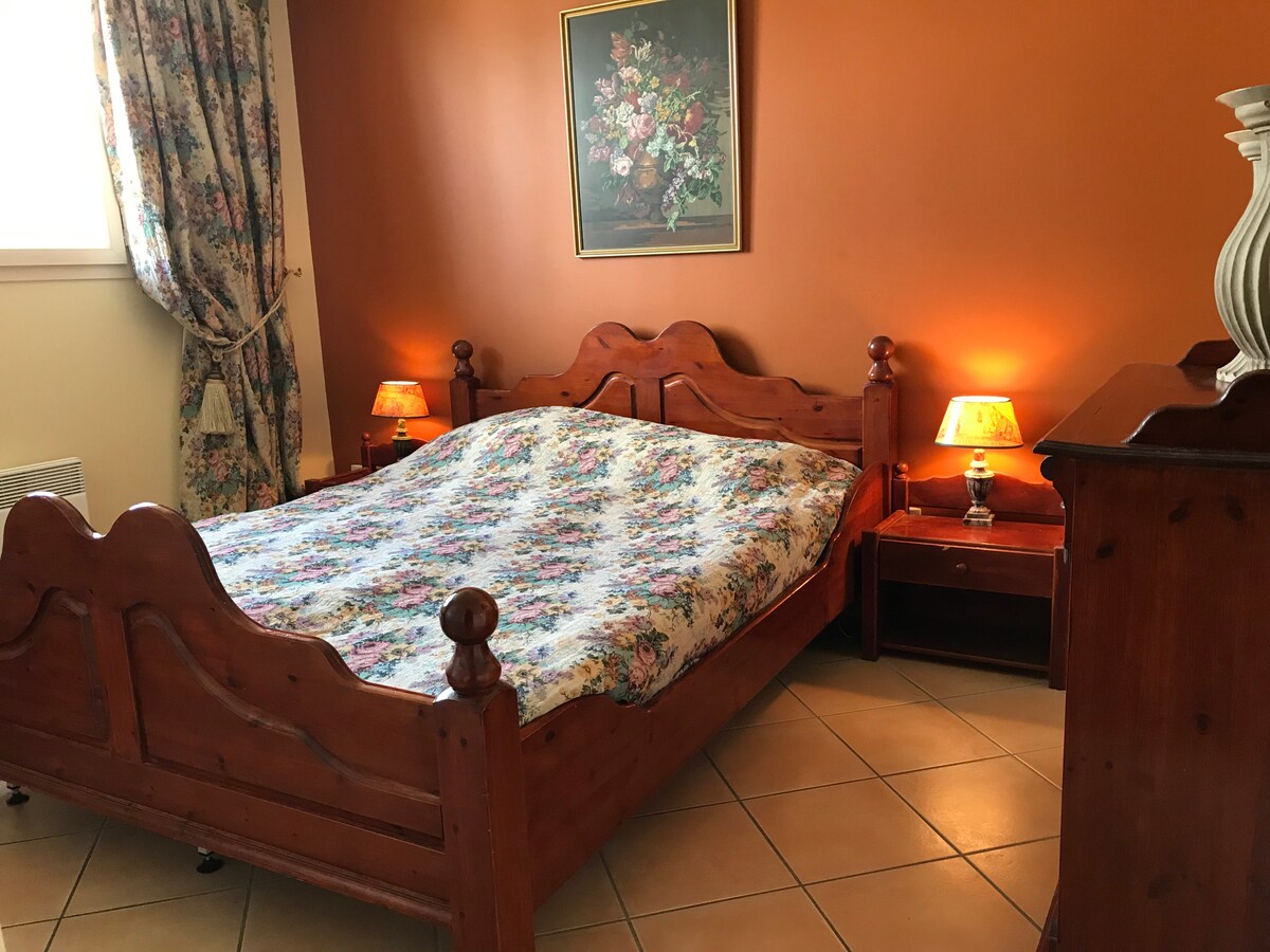 Spavaća soba 3

2 osobe krevet 160 x 200
Uključujući 2 x 80 x 200 prekrivača

Spavaća soba s 2 osobe. Veličina kreveta 160  x 200

Spavaća soba za 2 osobe s bračnim krevetom 160 x 200