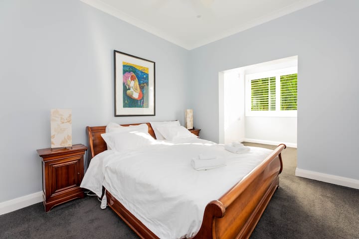 Glavna spavaća soba s bračnim krevetom (širine 180 - 200