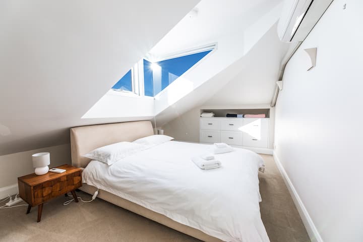 Spavaća soba na katu s bračnim krevetom (160x200).  