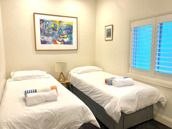 Mala spavaća soba s dva kreveta za jednu osobu