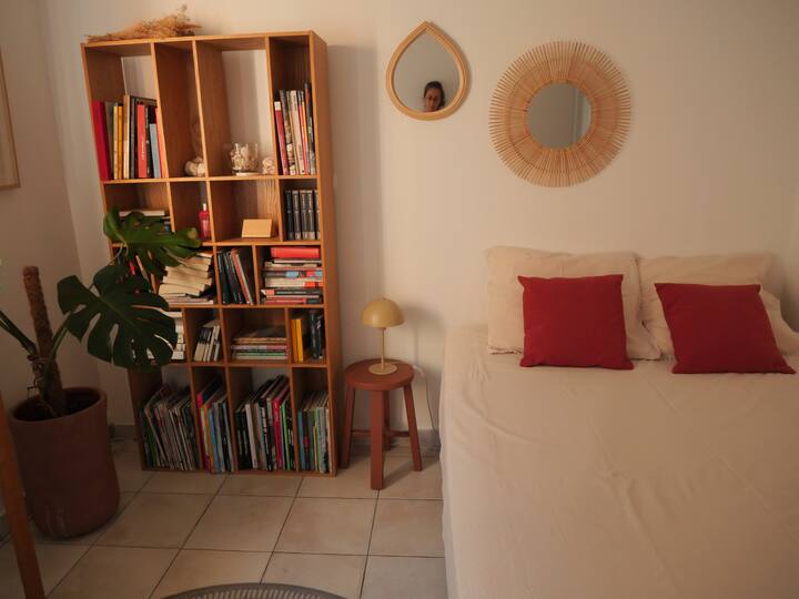 dormitorio con cama doble de 140 con zona de escritorio