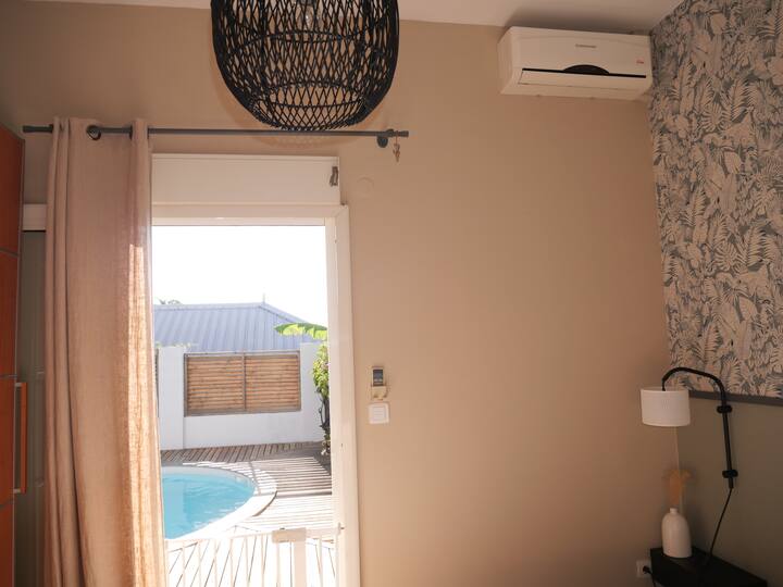 habitación de los padres con acceso a la piscina (hay una barrera de seguridad para niños)