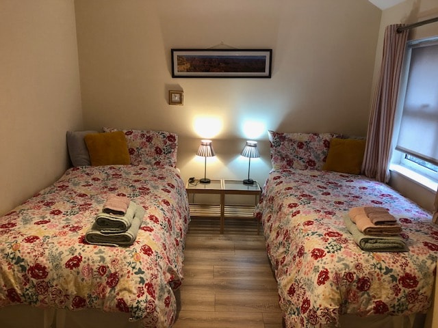 غرفة نوم تضم سريرين صغيرين