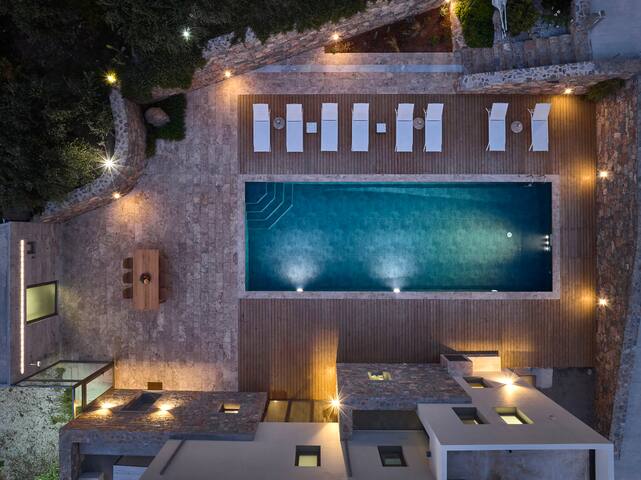 Villa Adagio 5 Bedroom / eco-friendly heated pool gallery image 4