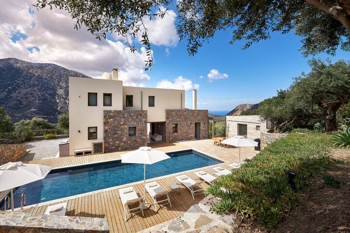 Villa Adagio 5 Bedroom / eco-friendly heated pool gallery image 2