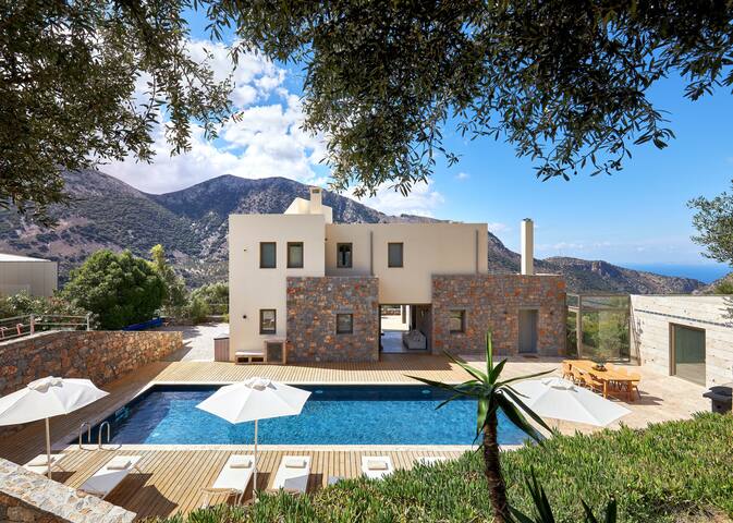 Villa Adagio 5 Bedroom / eco-friendly heated pool gallery image 3