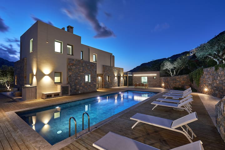 Villa Adagio 5 Bedroom / eco-friendly heated pool