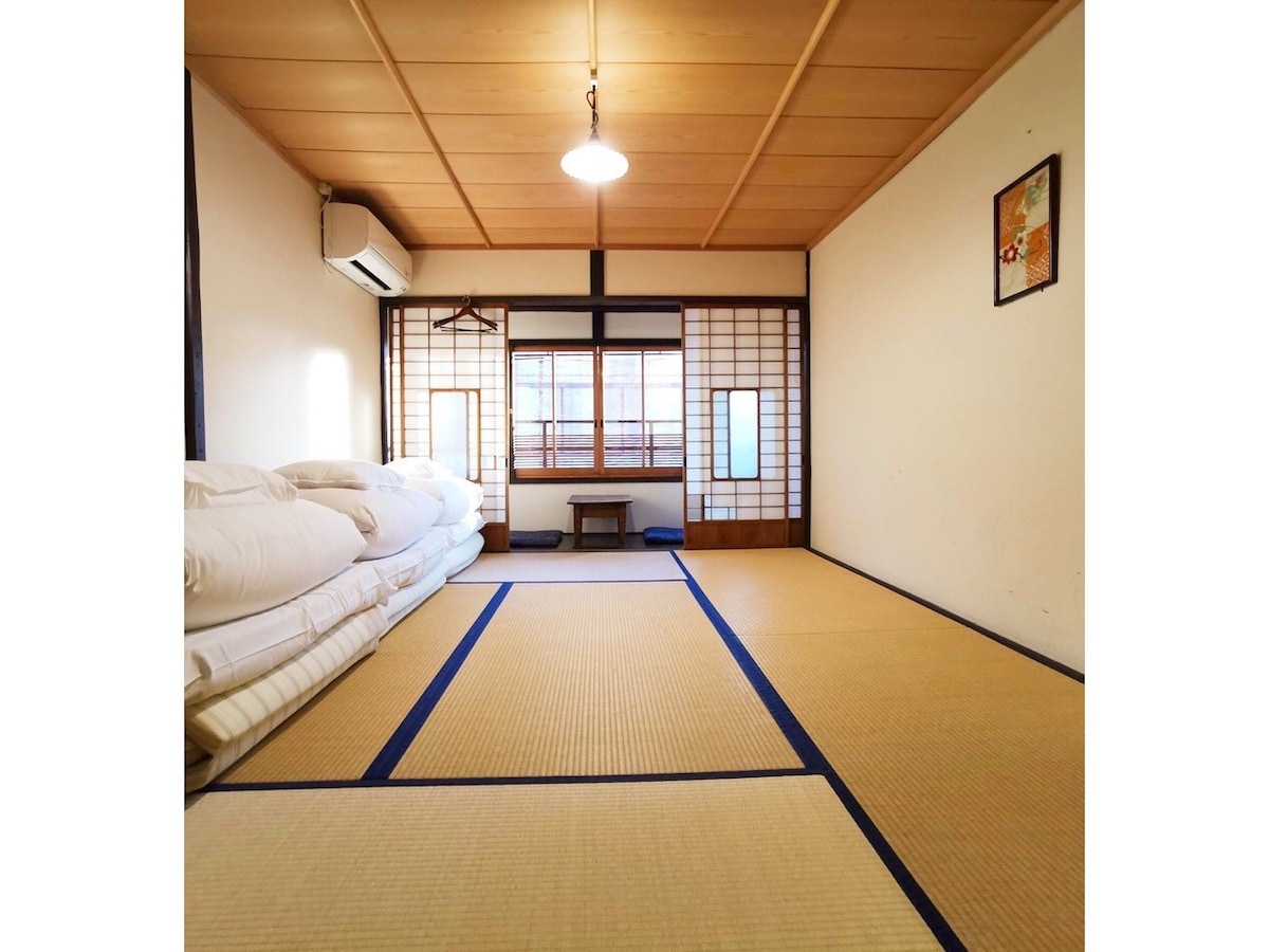 To je soba u japanskom stilu.Pripremit ćemo futon za broj ljudi.* Fotografije su slike
Gostinjska soba. (Pripremamo futone za broj gostiju.) Ima klima-uređaj. Fotografija je slika
Soba. (Pripremamo futone za broj futona) Ima klima-uređaj.* Slike su samo za vašu informaciju