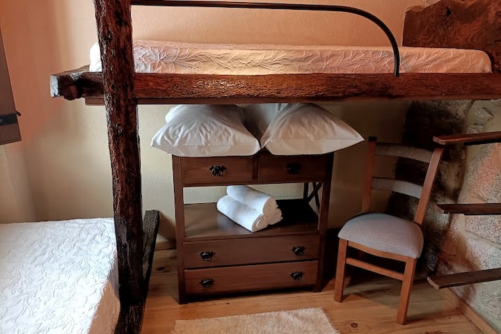 Chambre 2,  climatisée .
2 lits simple lit superposé 