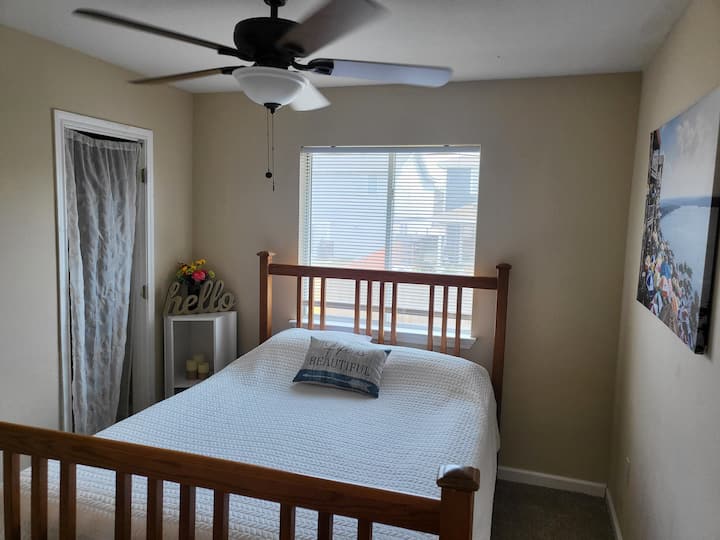 חדר שינה לאורחים מס '1: מיטת קווין סייז 