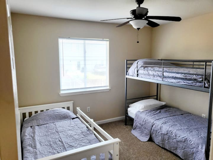 חדר שינה לאורחים מס '2 עם 3 מיטות נפרדות (מדרגות למיטות קומתיים נמצאות בארון) 