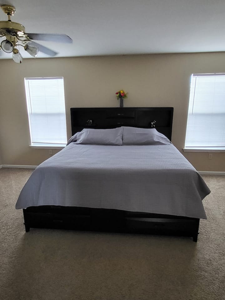 חדר שינה ראשי עם מיטת קינג סייז