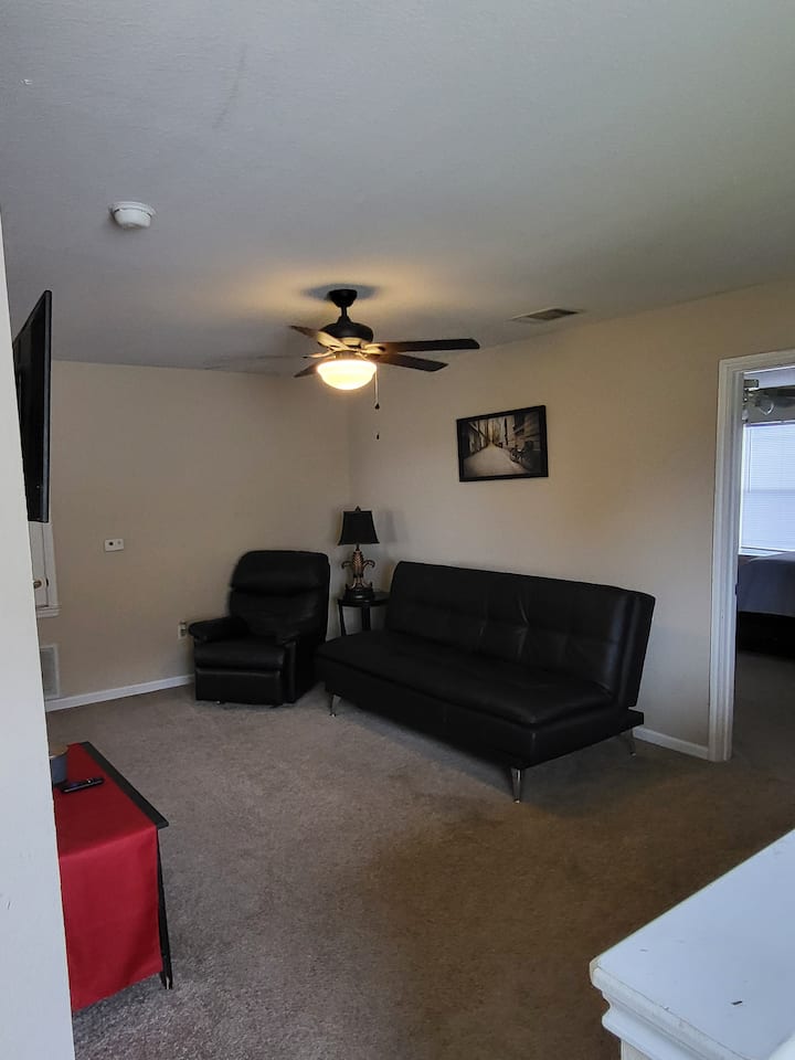 הסלון למעלה עם טלוויזיה חכמה ופוטון. 