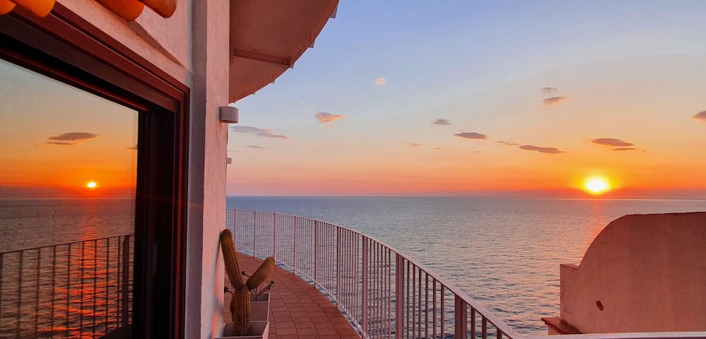 Espectacular vista sobre mar,de barco. Costa Brava
