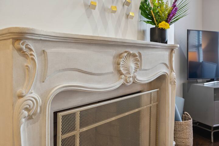 2BR Retreat with a Fireplace in Gold Coast gallery image 4