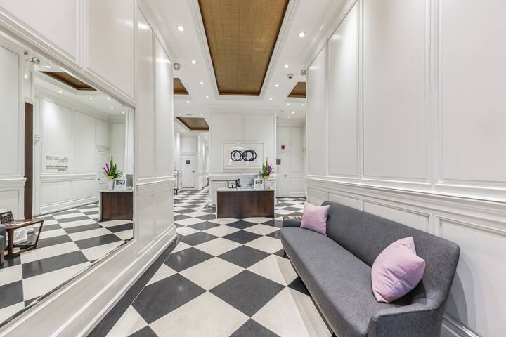 2BR Retreat with a Fireplace in Gold Coast gallery image 3