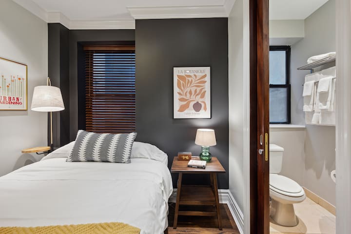 2BR Retreat with a Fireplace in Gold Coast