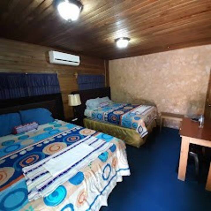 双人房，配有空调、独立卫生间，舒适安全。