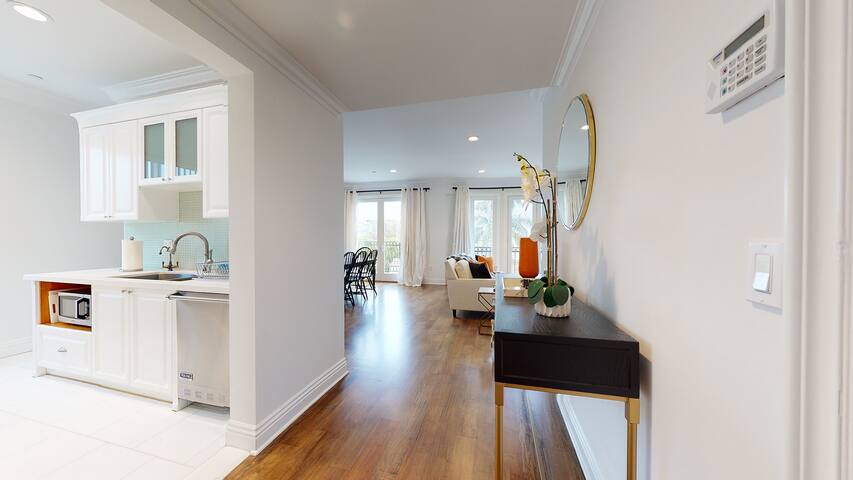 Luxurious & Private Beverly Hills Condo with Views gallery image 5