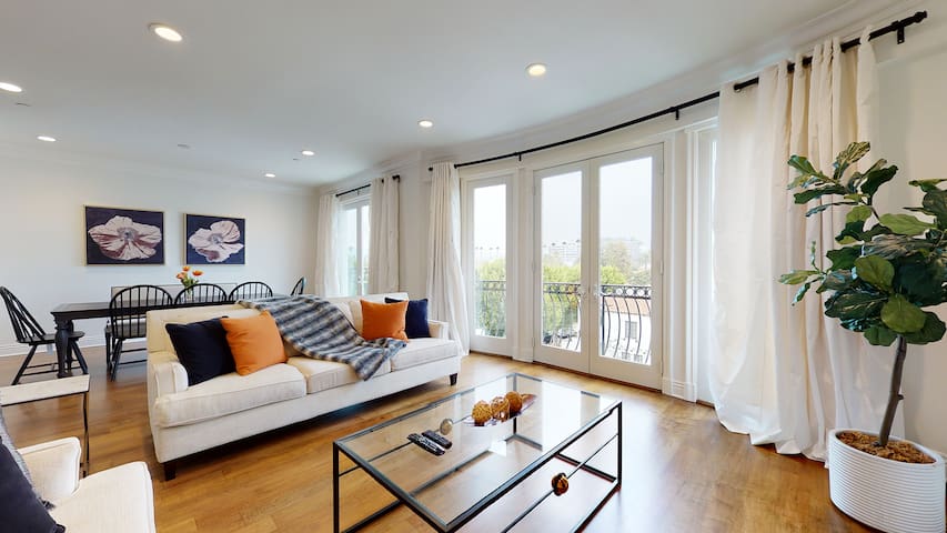 Luxurious & Private Beverly Hills Condo with Views