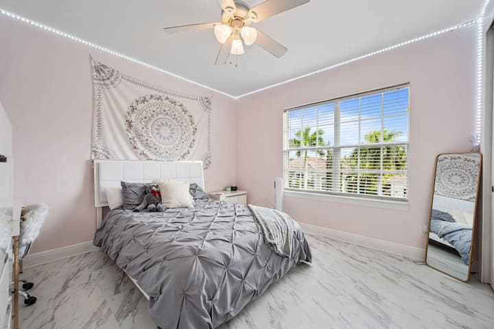 ห้องนอนเตียงควีนไซส์ (สำหรับผู้หญิง) พร้อมห้องน้ำอยู่ข้าง ๆ