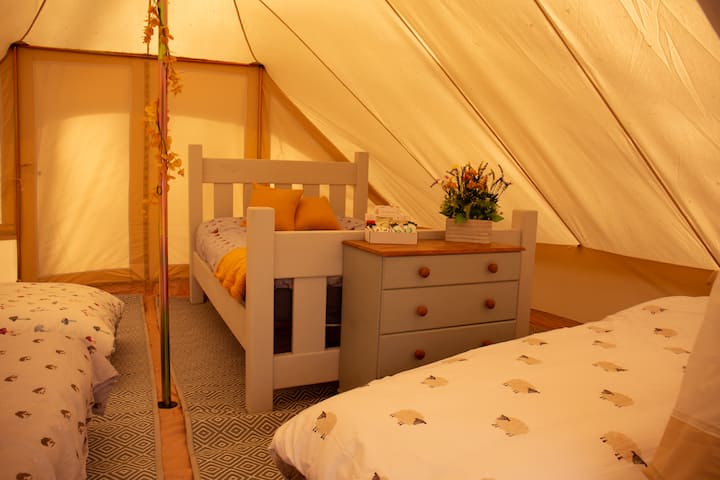 Útulné postele so všetkou posteľnou bielizňou vrátane