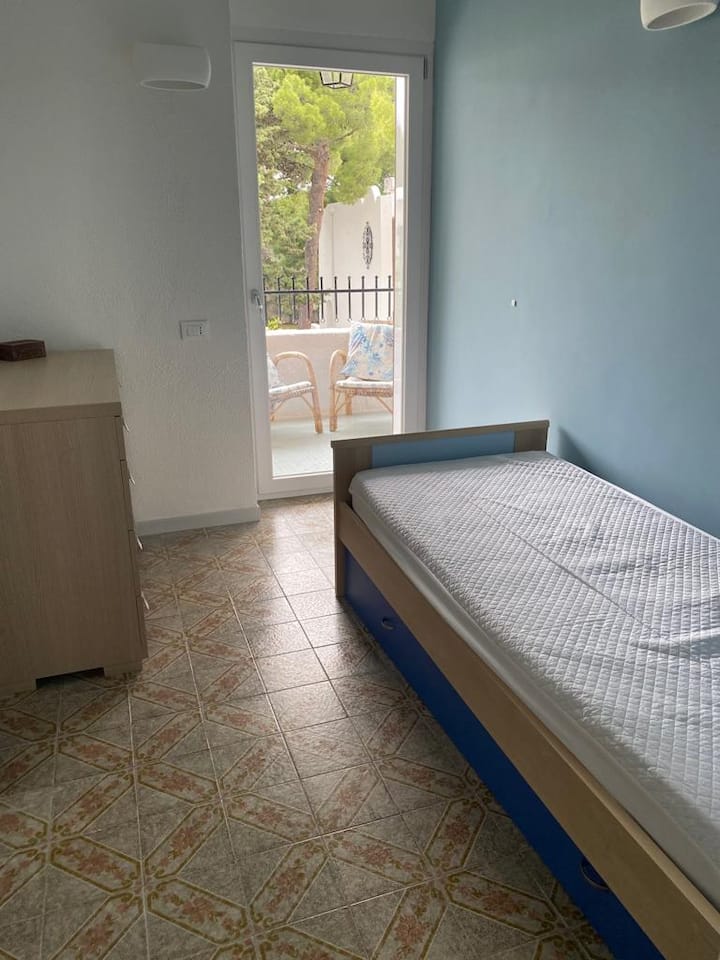 спална соба со единечен кревет и можност за кревет на извлекување
