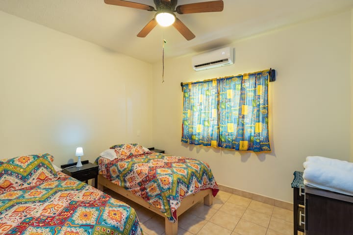 第二间卧室设有两张独立的床（可轻松转换成一张特大号床）、空调（或冬季的暖气）、吊扇、抽屉柜。