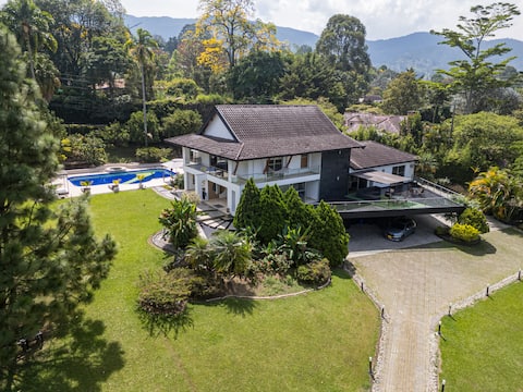 The Joker Mansion Luxury & Fun 15 Min to Provenza