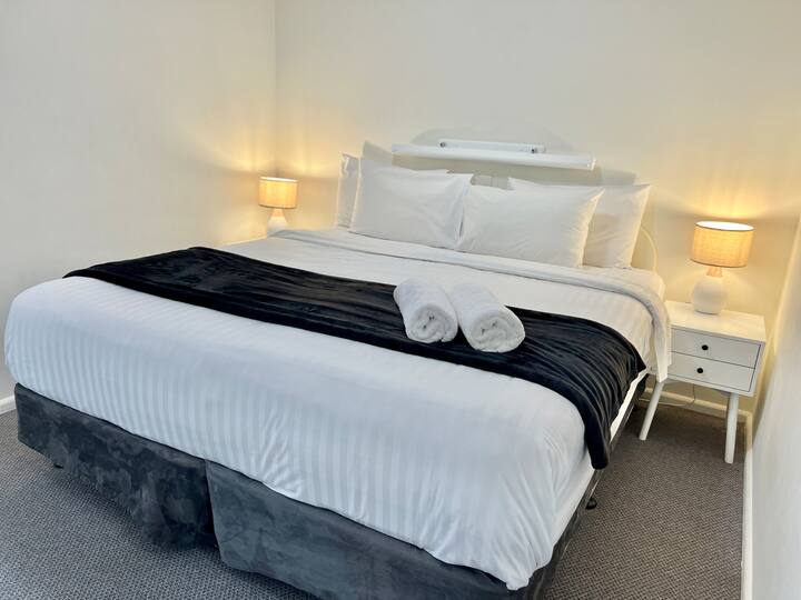 Легло тип КИНГ в беседка за двама души. Не може да се раздели на сингли.
Няма врата, която да я затвори, само кухня/всекидневна на стената