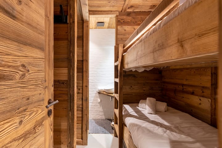 מיטות קומתיים בחדר השינה וחדר מקלחת