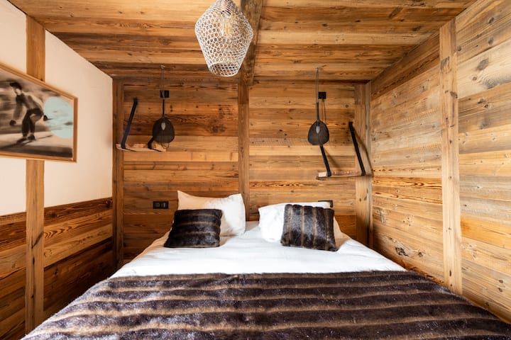 חדר שינה שחור עם מקלחת וכיור