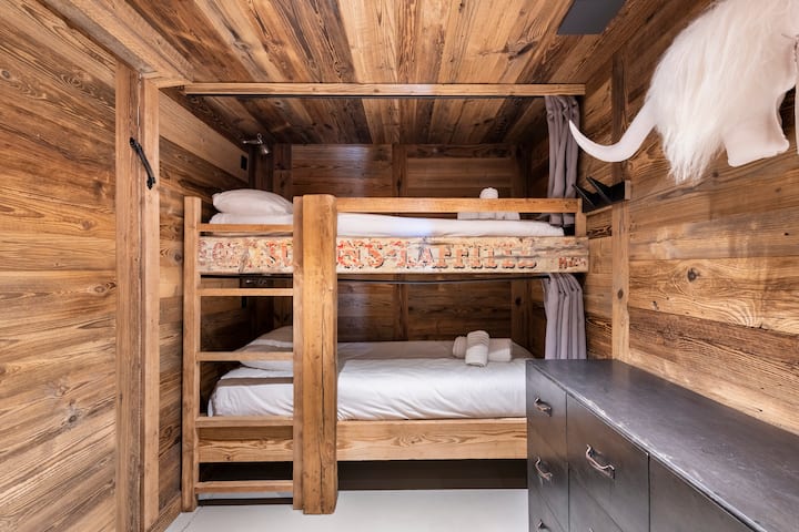 מיטות קומתיים בפינת ההרים