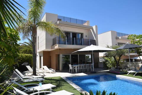 Modern villa with garden, private heated pool