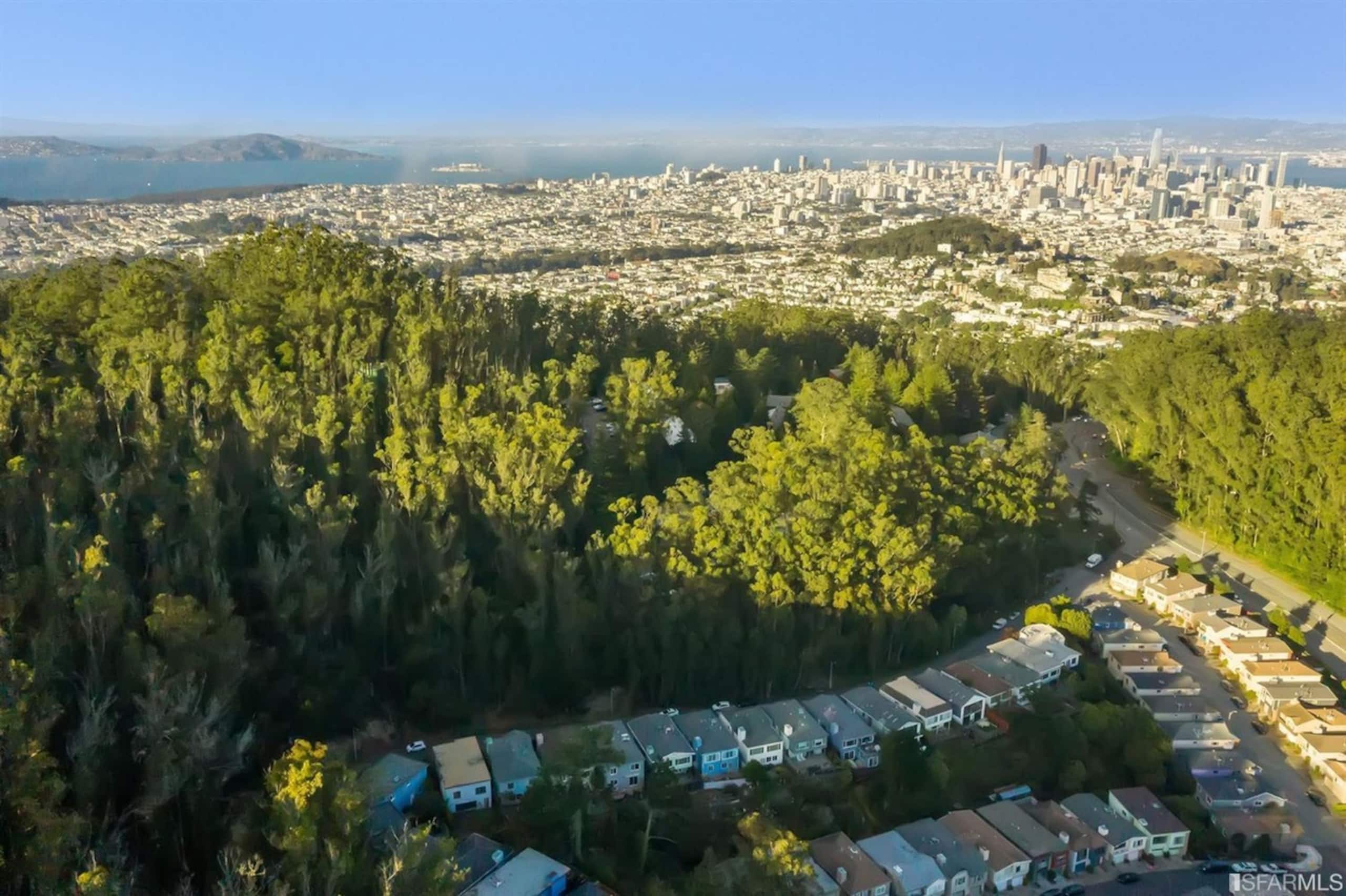 Villa in San Francisco · ★4.95 · 5 bedrooms · 6 beds · 3 baths - Image 44