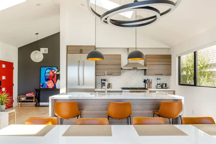 Film-Featured Hilltop 5BR Villa | City View+Nature gallery image 5