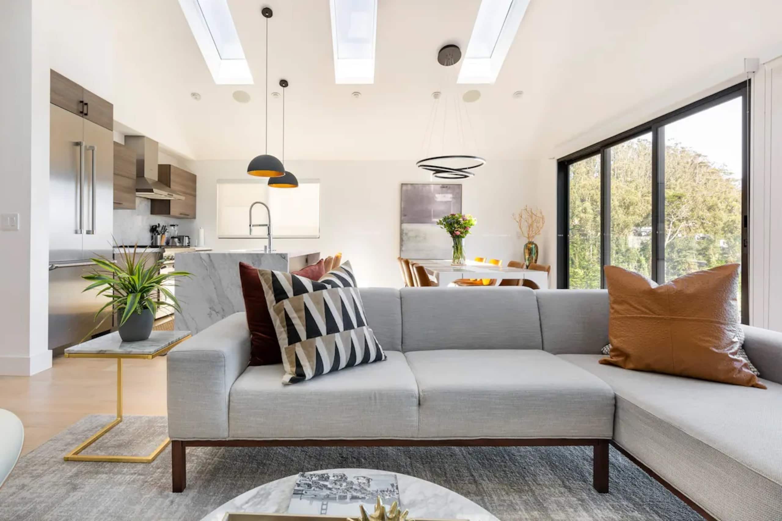 Villa in San Francisco · ★4.95 · 5 bedrooms · 6 beds · 3 baths - Image 5